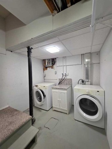 22-4025 Glacier Avenue South, Lethbridge, AB - Indoor Photo Showing Laundry Room