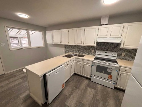 1108 10 Avenue North, Lethbridge, AB - Indoor Photo Showing Kitchen