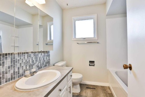 1108 10 Avenue North, Lethbridge, AB - Indoor Photo Showing Bathroom