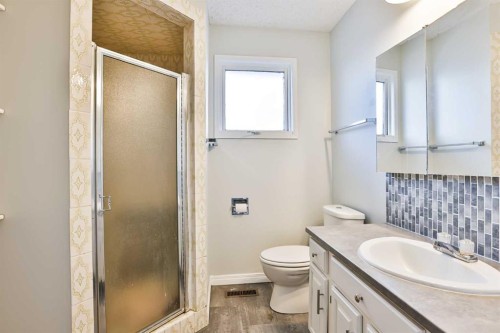 1108 10 Avenue North, Lethbridge, AB - Indoor Photo Showing Bathroom