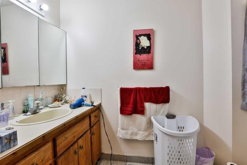 1108 10 Avenue North, Lethbridge, AB - Indoor Photo Showing Bathroom