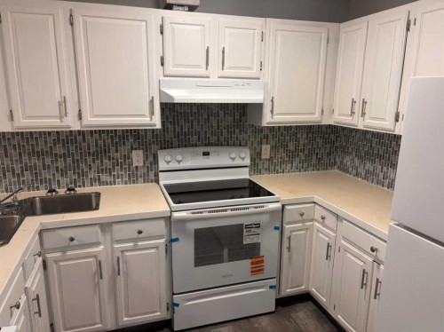 1108 10 Avenue North, Lethbridge, AB - Indoor Photo Showing Kitchen