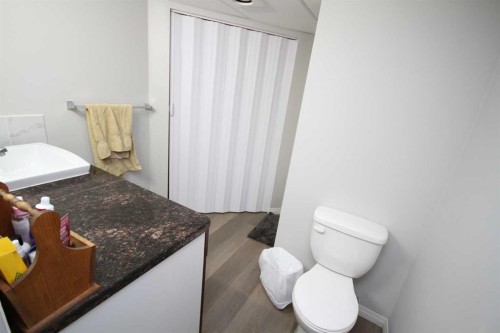 5620 54 Street, Taber, AB - Indoor Photo Showing Bathroom