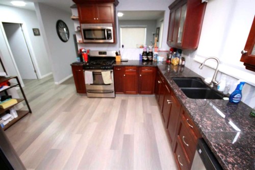 5620 54 Street, Taber, AB - Indoor Photo Showing Kitchen With Double Sink