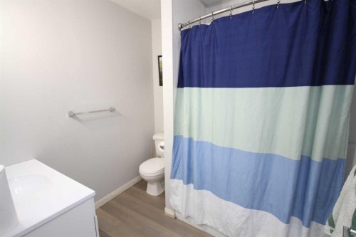 5620 54 Street, Taber, AB - Indoor Photo Showing Bathroom