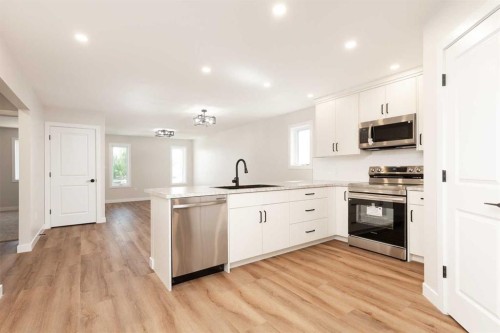 131 11 Street, Fort Macleod, AB - Indoor Photo Showing Kitchen With Upgraded Kitchen