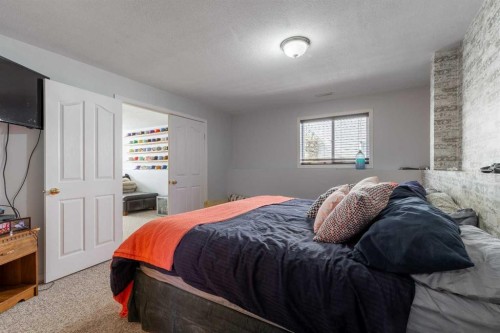 188 Cougar Way North, Lethbridge, AB - Indoor Photo Showing Bedroom
