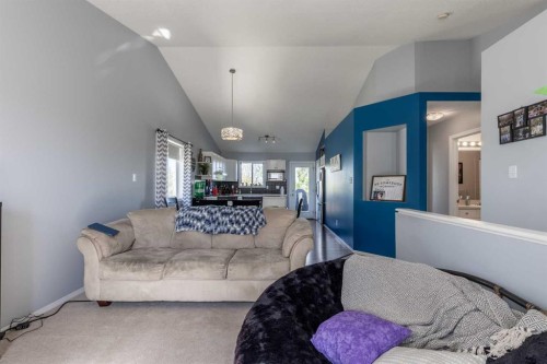 188 Cougar Way North, Lethbridge, AB - Indoor Photo Showing Living Room