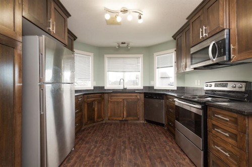 847 Mt Sundance Manor West, Lethbridge, AB - Indoor Photo Showing Kitchen