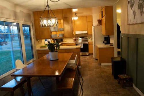 230 E 100 S Street, Raymond, AB - Indoor Photo Showing Dining Room
