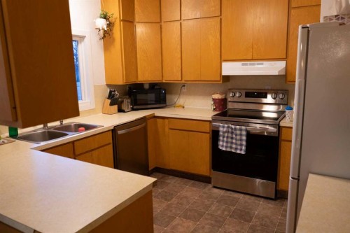 230 E 100 S Street, Raymond, AB - Indoor Photo Showing Kitchen With Double Sink