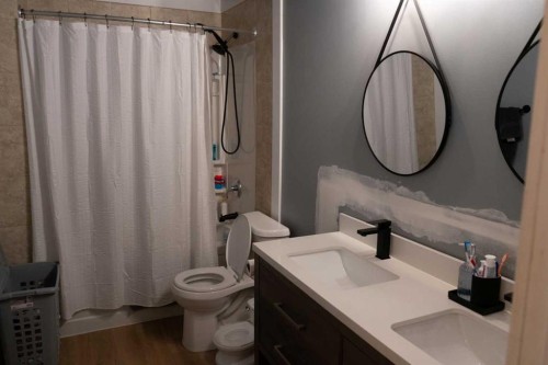 230 E 100 S Street, Raymond, AB - Indoor Photo Showing Bathroom
