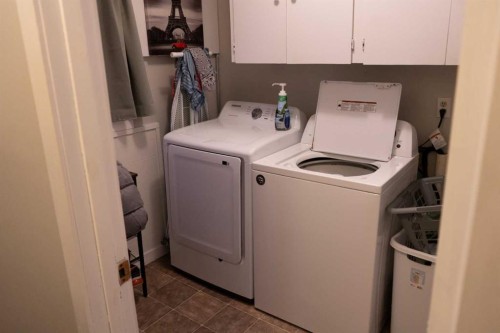 230 E 100 S Street, Raymond, AB - Indoor Photo Showing Laundry Room