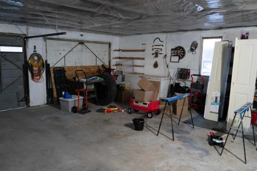 230 E 100 S Street, Raymond, AB - Indoor Photo Showing Garage