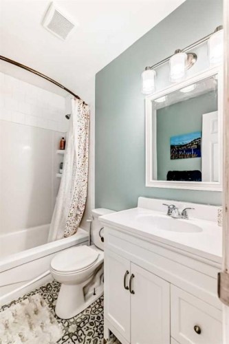 1419 Lakemount Boulevard South, Lethbridge, AB - Indoor Photo Showing Bathroom