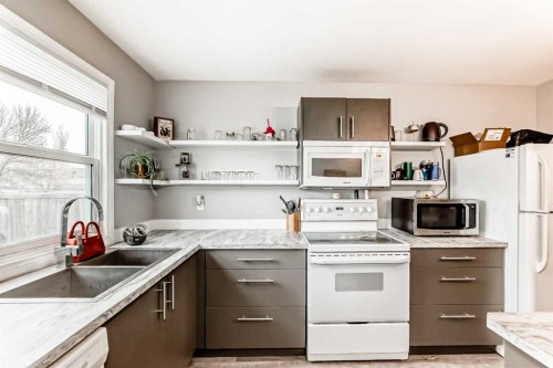 1419 Lakemount Boulevard South, Lethbridge, AB - Indoor Photo Showing Kitchen With Double Sink