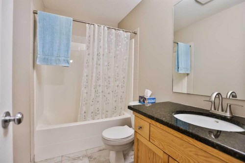 16-720 Heritage Boulevard West, Lethbridge, AB - Indoor Photo Showing Bathroom