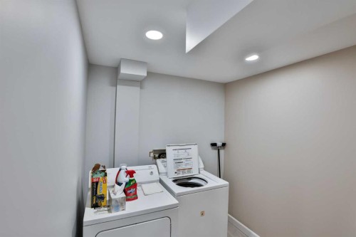 16-720 Heritage Boulevard West, Lethbridge, AB - Indoor Photo Showing Laundry Room