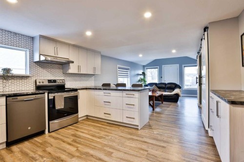 248 Crescent Avenue North, Picture Butte, AB - Indoor Photo Showing Kitchen With Upgraded Kitchen