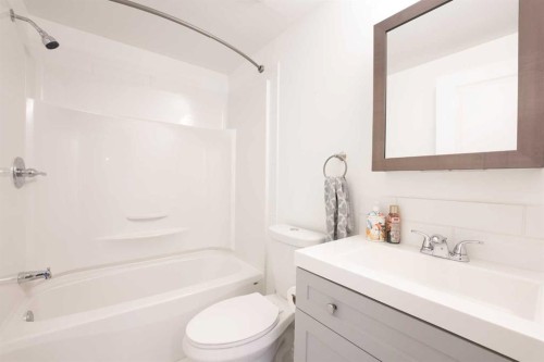 42 Westover Crescent, Claresholm, AB - Indoor Photo Showing Bathroom