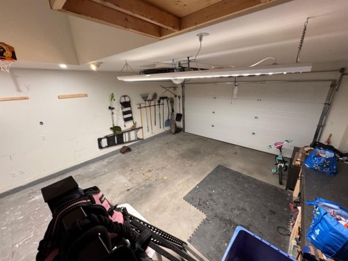 266 Lynx Road North, Lethbridge, AB - Indoor Photo Showing Garage