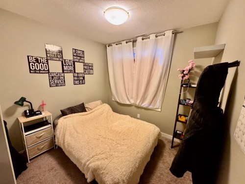 266 Lynx Road North, Lethbridge, AB - Indoor Photo Showing Bedroom