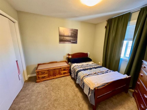266 Lynx Road North, Lethbridge, AB - Indoor Photo Showing Bedroom