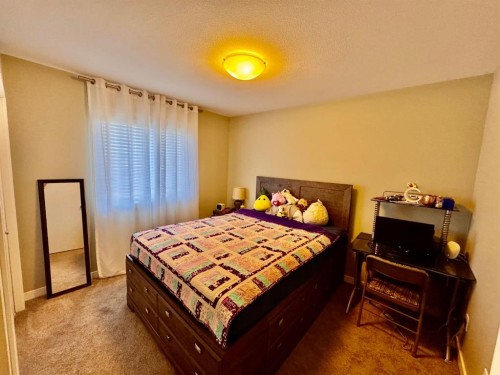 266 Lynx Road North, Lethbridge, AB - Indoor Photo Showing Bedroom