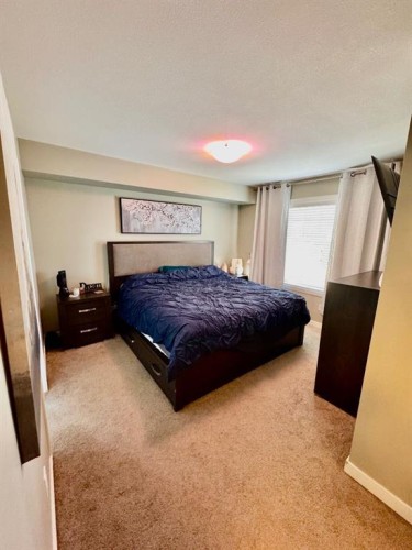 266 Lynx Road North, Lethbridge, AB - Indoor Photo Showing Bedroom