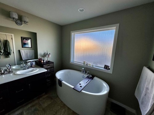 266 Lynx Road North, Lethbridge, AB - Indoor Photo Showing Bathroom