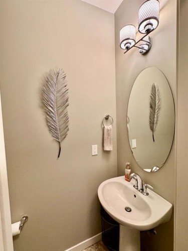 266 Lynx Road North, Lethbridge, AB - Indoor Photo Showing Bathroom