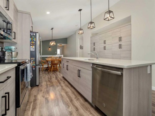 218 Grassland Boulevard West, Lethbridge, AB - Indoor Photo Showing Kitchen With Upgraded Kitchen