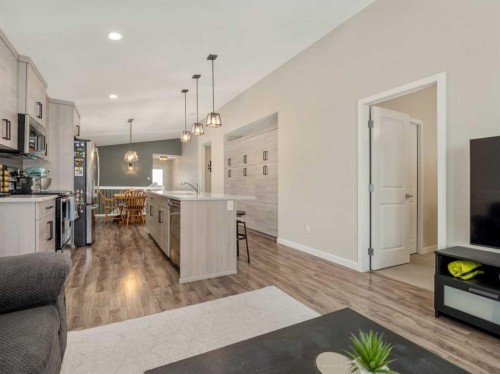 218 Grassland Boulevard West, Lethbridge, AB - Indoor Photo Showing Kitchen With Upgraded Kitchen