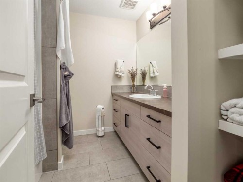 218 Grassland Boulevard West, Lethbridge, AB - Indoor Photo Showing Bathroom