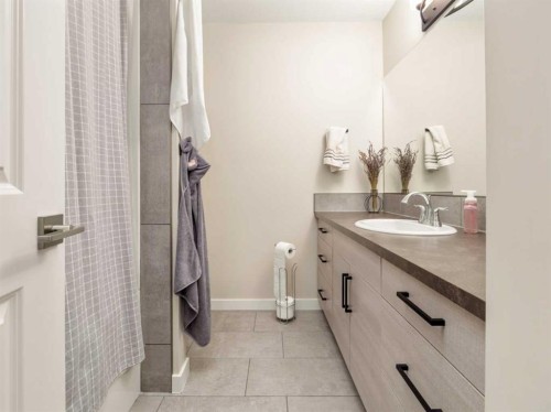 218 Grassland Boulevard West, Lethbridge, AB - Indoor Photo Showing Bathroom