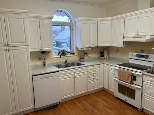1263 5 Avenue South, Lethbridge, AB - Indoor Photo Showing Kitchen With Double Sink