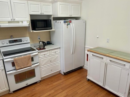 1263 5 Avenue South, Lethbridge, AB - Indoor Photo Showing Kitchen
