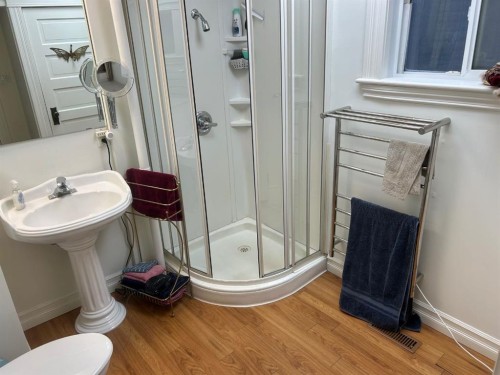 1263 5 Avenue South, Lethbridge, AB - Indoor Photo Showing Bathroom