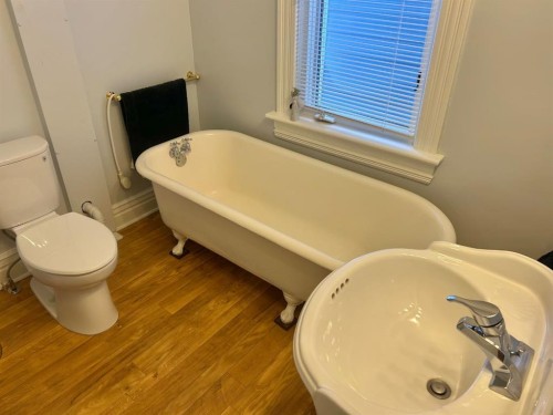 1263 5 Avenue South, Lethbridge, AB - Indoor Photo Showing Bathroom