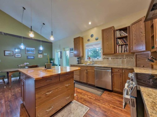 109 Adanac Rise, Hillcrest, AB - Indoor Photo Showing Kitchen