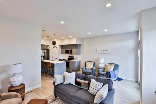 4-73 Aquitania Circle West, Lethbridge, AB - Indoor Photo Showing Living Room