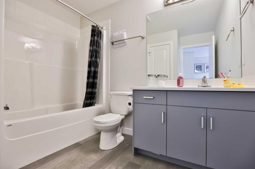 4-73 Aquitania Circle West, Lethbridge, AB - Indoor Photo Showing Bathroom
