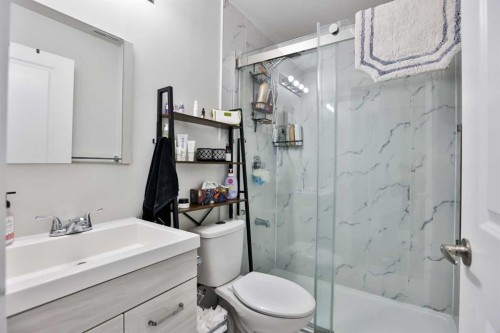 4-73 Aquitania Circle West, Lethbridge, AB - Indoor Photo Showing Bathroom
