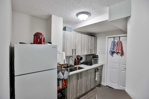 4-73 Aquitania Circle West, Lethbridge, AB - Indoor Photo Showing Kitchen With Double Sink