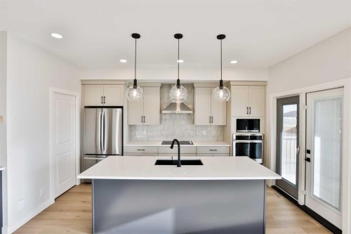 542 Malahat Green West, Lethbridge, AB - Indoor Photo Showing Kitchen With Upgraded Kitchen