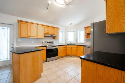 119 Grand River Boulevard West, Lethbridge, AB - Indoor Photo Showing Kitchen