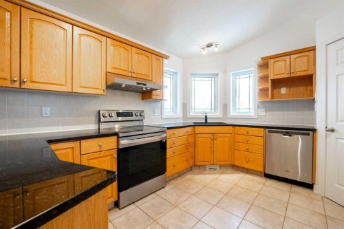 119 Grand River Boulevard West, Lethbridge, AB - Indoor Photo Showing Kitchen