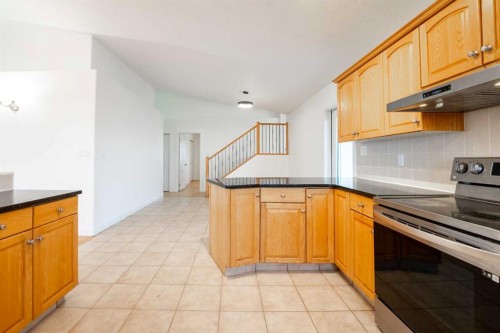 119 Grand River Boulevard West, Lethbridge, AB - Indoor Photo Showing Kitchen