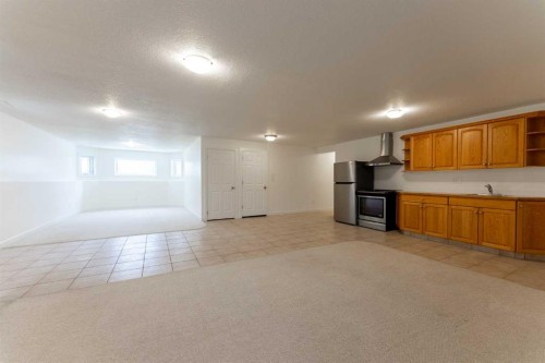 119 Grand River Boulevard West, Lethbridge, AB - Indoor Photo Showing Kitchen