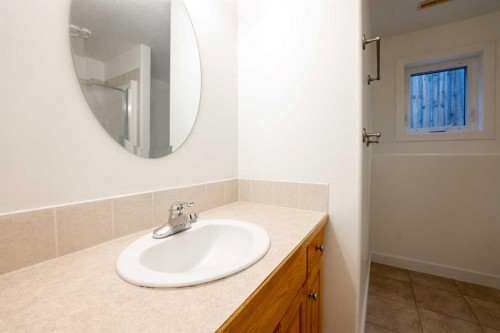 119 Grand River Boulevard West, Lethbridge, AB - Indoor Photo Showing Bathroom
